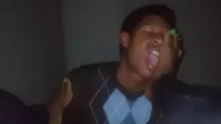 أخت صديقتي تُظهر أصابع جميلة