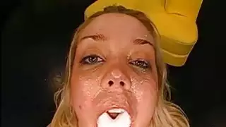 آسيا جال يحب الحصول على الكثير من عقد من اللؤلؤ