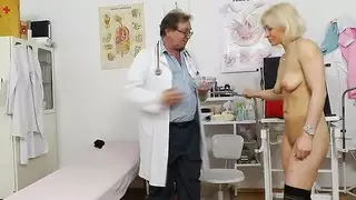زوجة شقراء مذهلة يحصل لها الأحمق الحلو اختبارها