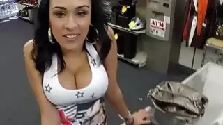 مثير لاتينا يحاول الحصول عليها في مرهن