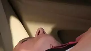 سائق سيارة أجرة مزيف الانفجارات شقراء بوف في مكان عام