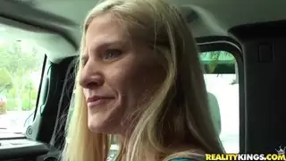 تمتص بلوندي ناضجة الخفقان القضيب في سيارة