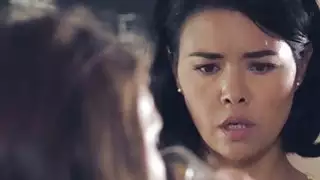 حصلت هالي جميلة البرية وقرنية في كابوس لها مع الأم الحاضنة
