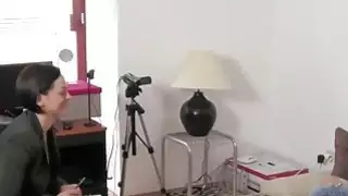 صب مثليه مع حزام على دسار