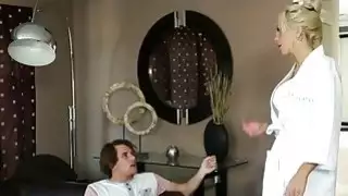 تدليك رائع بواسطة زيت كبير الثدي