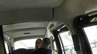 يحصل خبطت هواة أحمر الرأس الراكب من قبل سائق الاحتيال