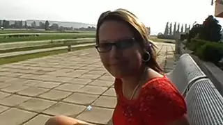 مثير hottie هو الحصول على لها مهبل مارس الجنس في الهواء الطلق