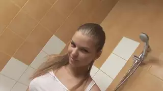 جميل في سن المراهقة يورو الاستحمام وتظهر كس