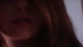 حلم أحمر الرأس فتاة تنتشر الساقين الساخنة من النافذة