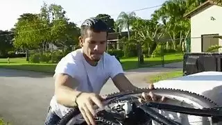 بيتيت كايلي جاي يتلقى الوجه بعد ممارسة الجنس