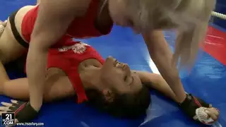 مشاهدة براندي ابتسامة و Lioness في كاتفيغت