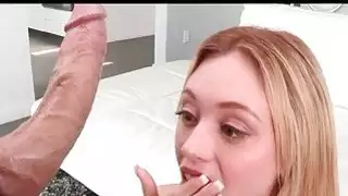 يلعق شقراء لطيف وتمص رمح عملاقة