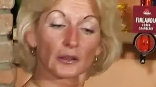 الجدة الكمال يبحث عن هزة الجماع على طاولة بار