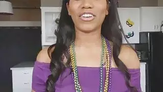 كبير كتكوت حزب أسود الفرخ على ديك أبيض