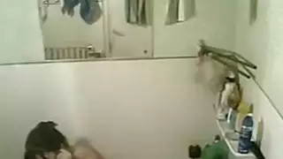 هنا أمي الاستحمام على كاميرا التجسس