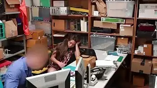 في سن المراهقة shoplifter شين بلير يحصل على تهدئة الهرة بواسطة مسمار قوية