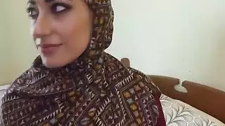 فتاة عربية تقبل النقود من رجل غني مقابل اللسان