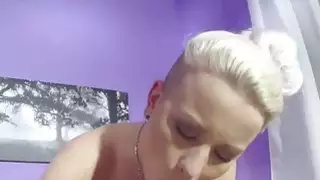 مفلس شقراء wanks ديك في حوض الاستحمام بوف