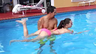 يأخذ حلويات كارولينا درسًا من مدرب سباحة عالمي المستوى
