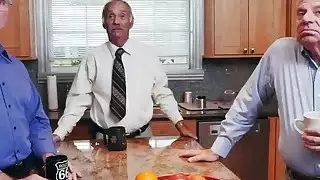 Slutty شقراء في سن المراهقة مولي يحصل على حفر بواسطة قديم شخص