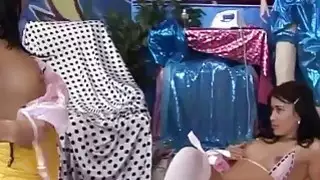 أصدقاء رائع الساخن يلعب مع هزاز
