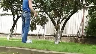 فاتنة السمين مع كبير الثدي يجلس على الوجه في الهواء الطلق