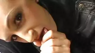 مثير كتكوت هو الحصول على حفرها انتزاع في الهواء الطلق