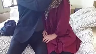 يتم دفع الكثير من المال العربي لامتصاص الديك
