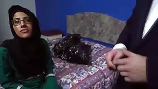 سخيف في النظارات ليست مشكلة بالنسبة لهذا المراهق العربي مثير