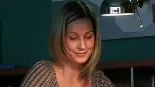 فاتنة في جوارب مثير تمتص schlong مثل الموالية