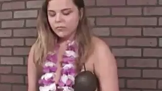 القذرة شقراء يعطي كامل الجسم الخدمة