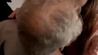 حتى إنها تتسلق سلمه لتعطيه مخبأ جيد.