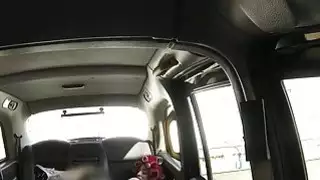 مفلس أحمر الشعر تمتص الديك ضخمة بوف في سيارة أجرة