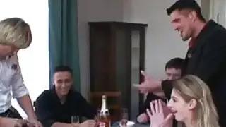 لطيف في سن المراهقة في الشرب تحول جنسى