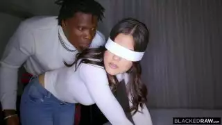 ليمارس الجنس مع غريب