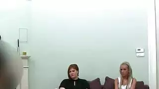 امرأة سمراء قرنية الفرخ سخيف على الكرسي