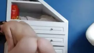 امرأة سمراء مفلس لطيفة دسار ركوب على الأرض