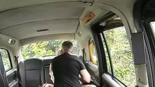 شقراء يحصل على الوجه ضخمة في سيارة أجرة
