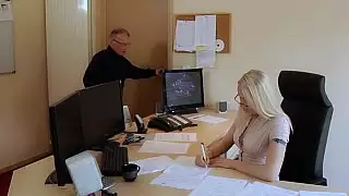 أول صاحبة الديك متجعد