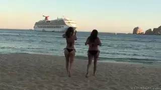اثنين الساخنة الحبيبة سمراء الحبيبة قبلة على الأرض