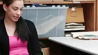 الرجل أقرن يعطي الشاب shoppifter بوبي ديلان كبير ضخ كس حتى cums