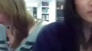 مثليه المراهقين يظهر قبالة في المكتبة