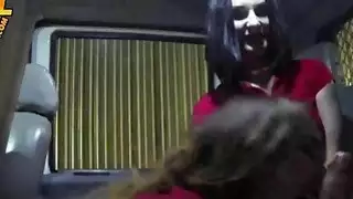 اثنين من نادلات مثير مص والداعر في الشاحنة السحب
