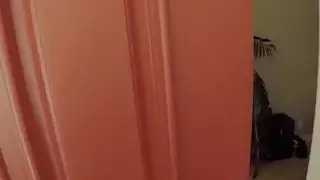 أليس وانخيل رجل يتجسس عليهم في الحمام