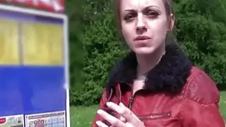 خبطت فاتنة اليورو ضئيلة على السيارات هود في الهواء الطلق