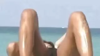 فاتنة عارية على الشاطئ