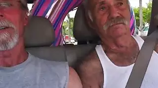اللاتينا Hotties الثلاثي مع الرجال الناضجة