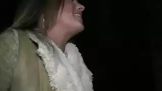 مفلس شقراء وامض في الهواء الطلق في الليل
