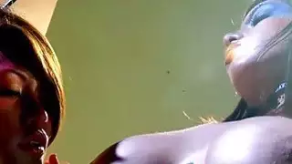 يوري لوف وشارمان ستار اللسان بعضها البعض!