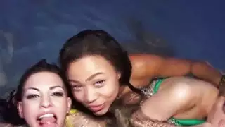 Hotties تجمع اللسان و مارس الجنس في طقوس العربدة